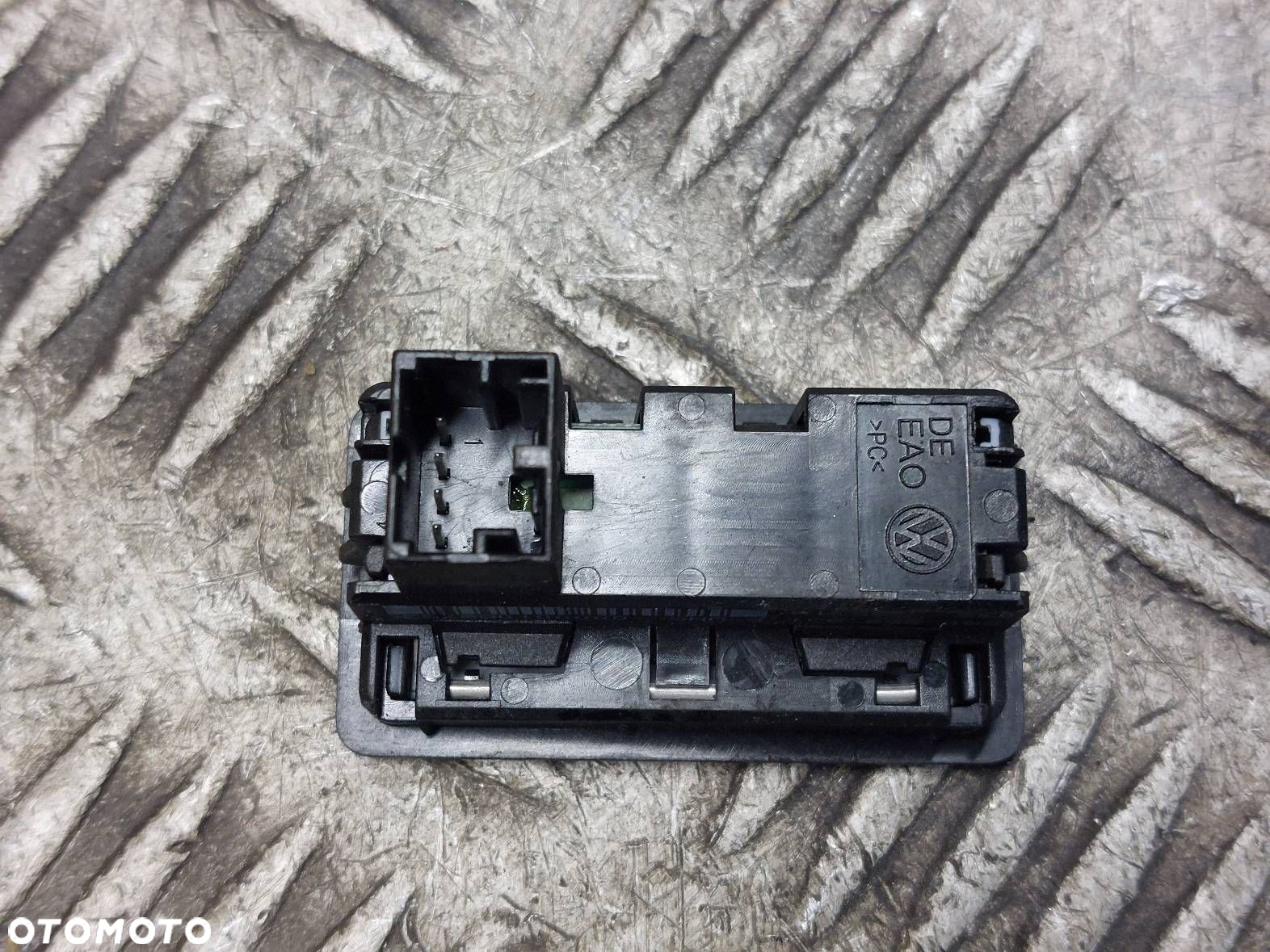 PRZEŁĄCZNIK OTWIERANIA KLAPY BAGAŻNIKA VOLKSWAGEN PASSAT B8 3G0959831B - 2