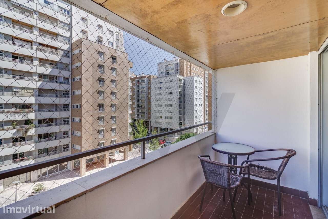 T2 com varandas, estacionamento e arrecadação no Lumiar - Grande imagem: 2/35
