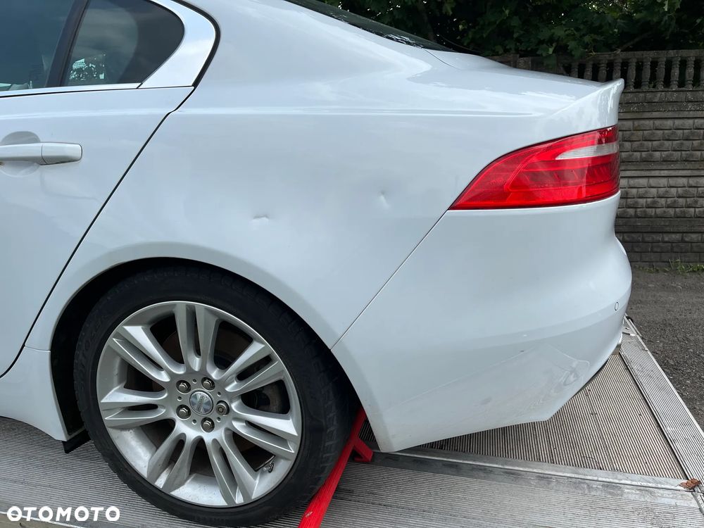 Jaguar XE 2.0 T R-Sport - 10