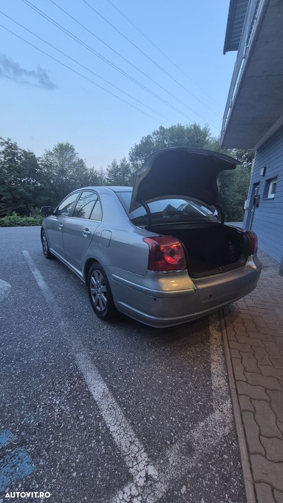 Toyota Avensis 1.6 Sedan Luna - 10