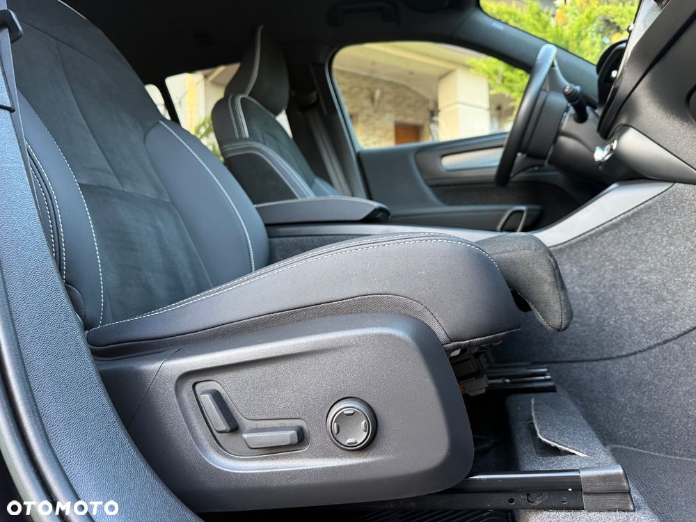 Volvo XC 40 B4 B DKG Plus Black Edition - 35