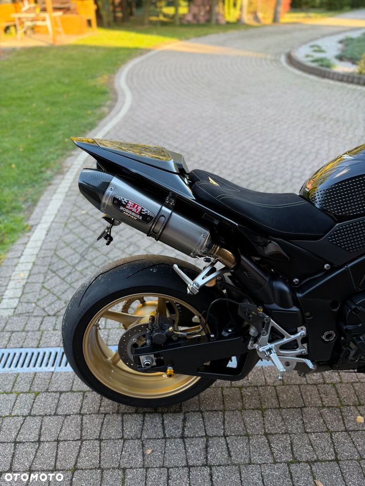 Yamaha R1 - 35