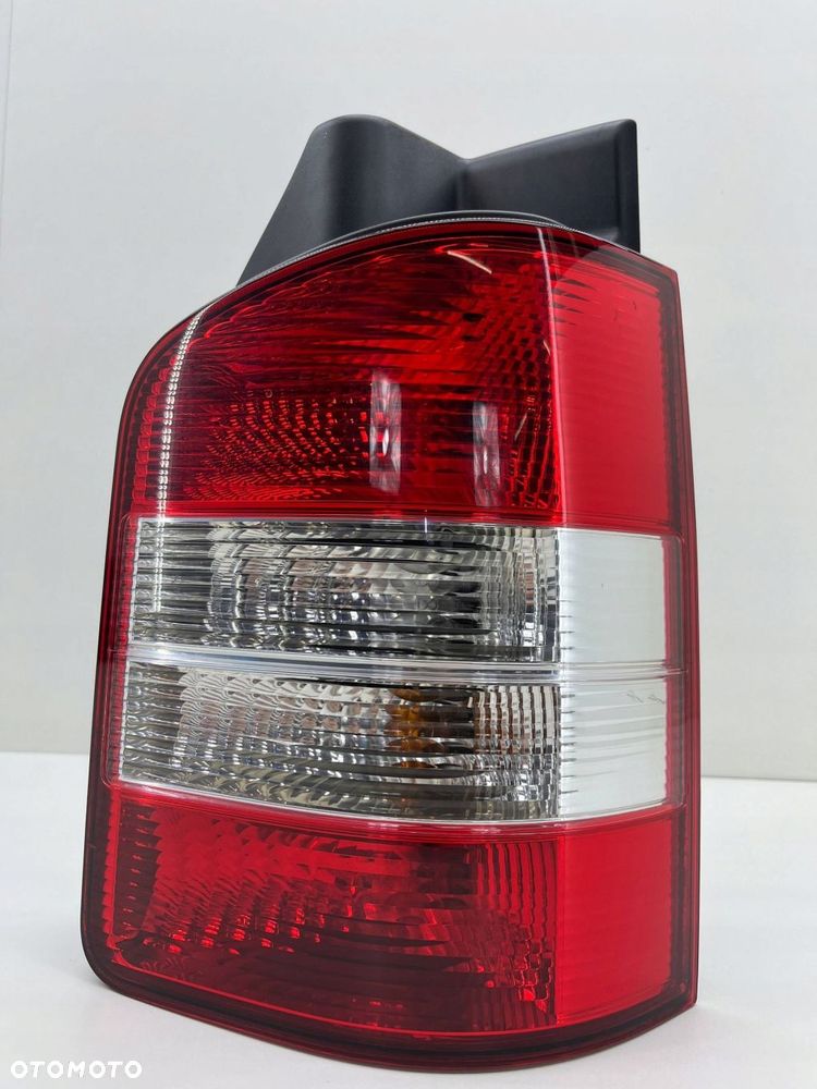 VW TRANSPORTER T5 LIFT LAMPA PRAWA TYŁ 7H0945096L - 1