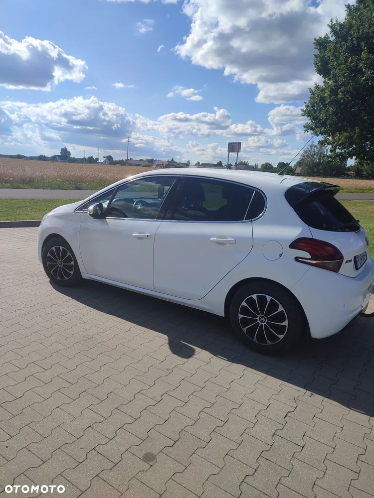 Peugeot 208 - 8