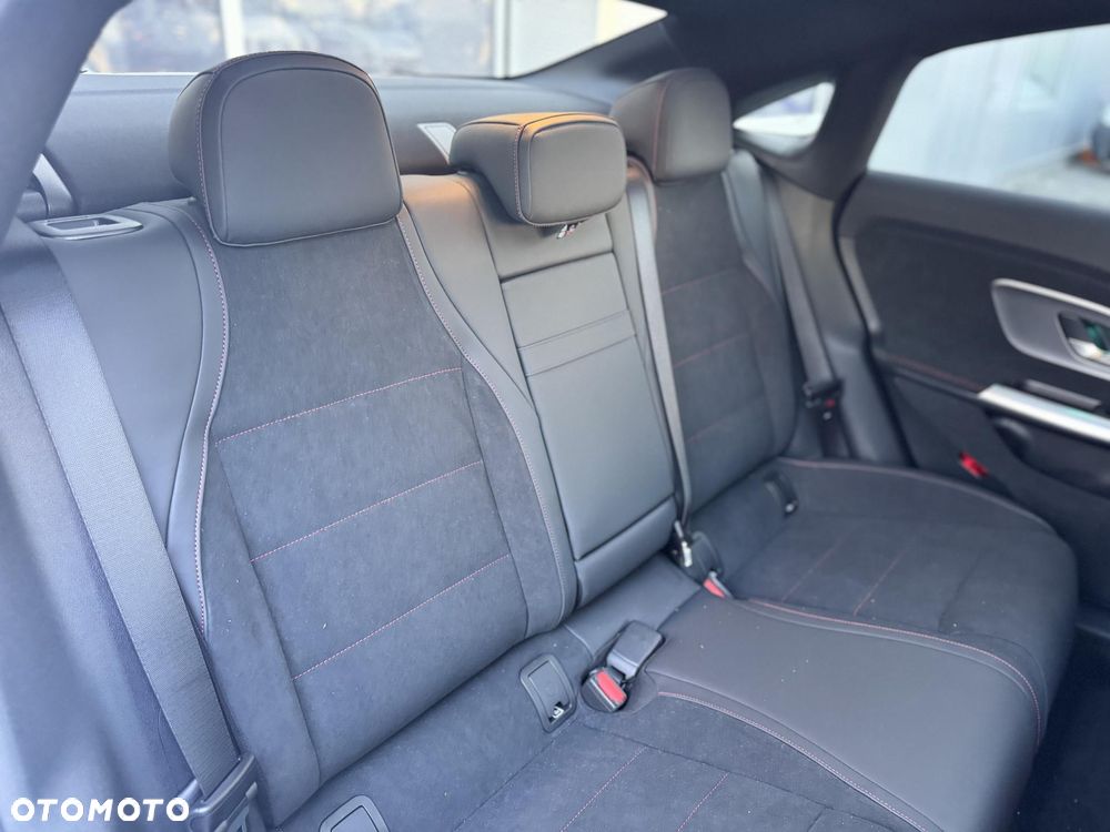 Mercedes-Benz CLA - 13