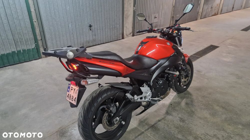 Suzuki GSR - 8