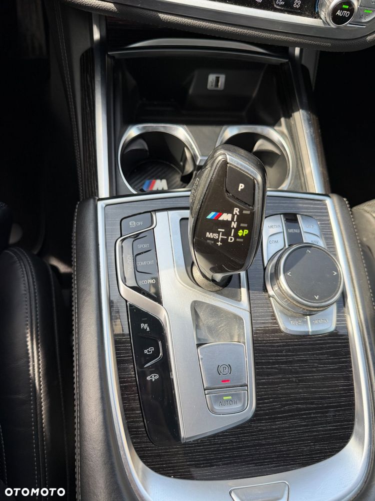 BMW Seria 7 750Li xDrive - 13