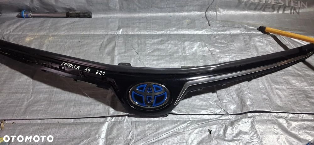 TOYOTA COROLLA E21 SEDAN ATRAPA GRILL