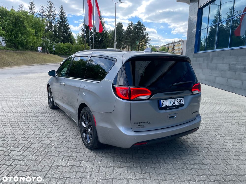 Chrysler Pacifica - 11