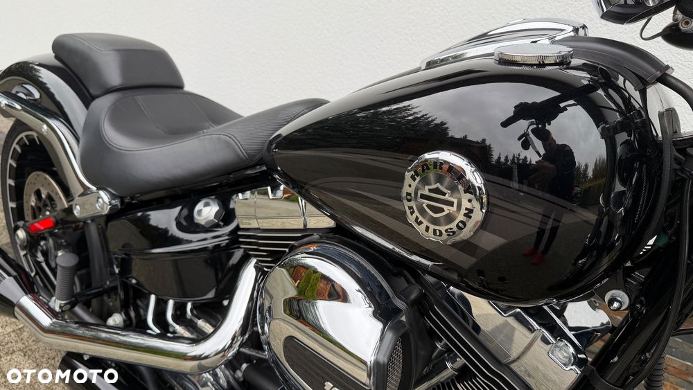 Harley-Davidson Softail Breakout - 16