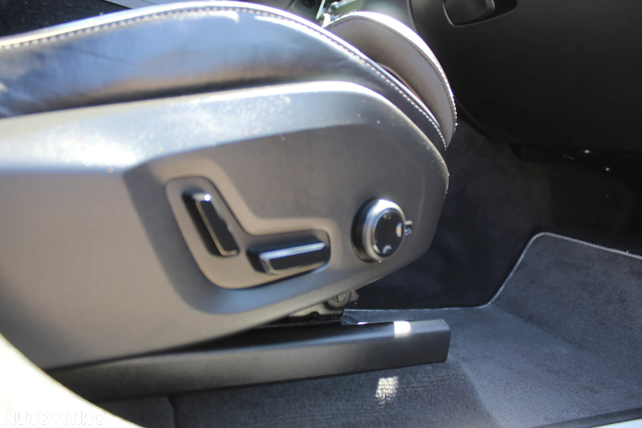 Volvo XC 60 B4 MHEV AWD R-Design - 30