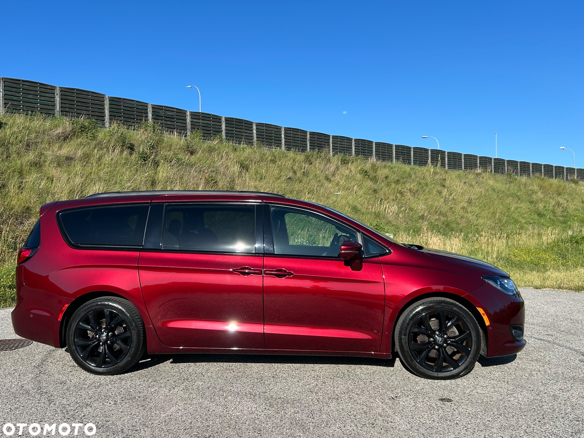 Chrysler Pacifica - 2