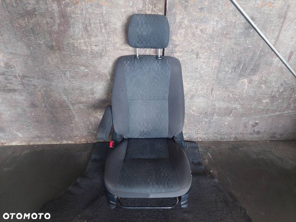 FOTEL LEWY PRZÓD KIEROWCY TOYOTA AVENSIS VERSO I - 1