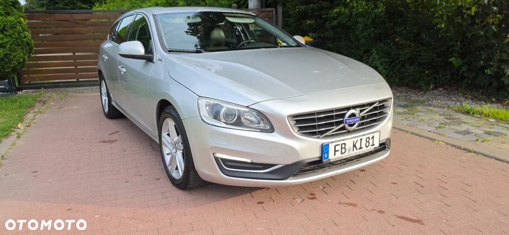 Volvo V60 D5 AWD R-Design Momentum - 2
