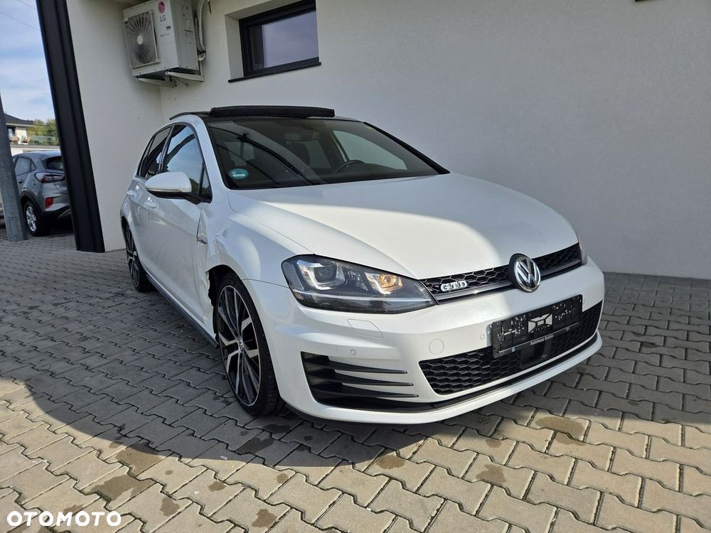 Volkswagen Golf - 1