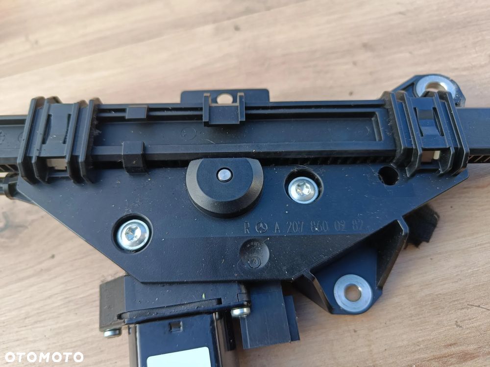 MERCEDES W207 COUPE CABRIO PODAJNIK PASA LEWEGO LEWY A2078600182 - 3