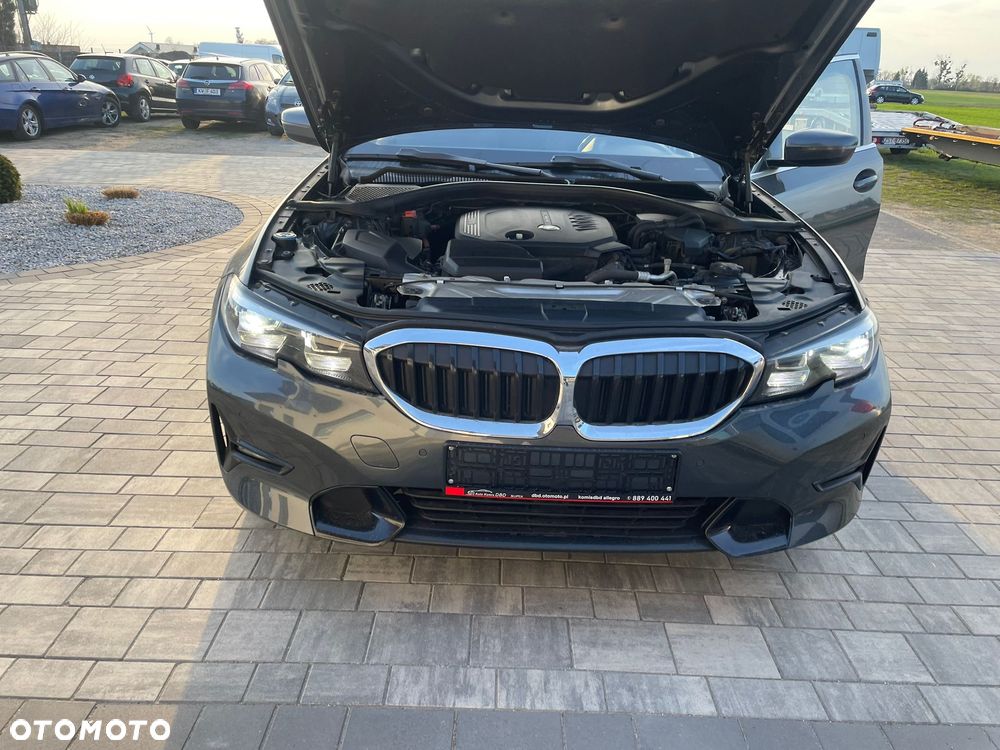 BMW Seria 3 318d mHEV - 18