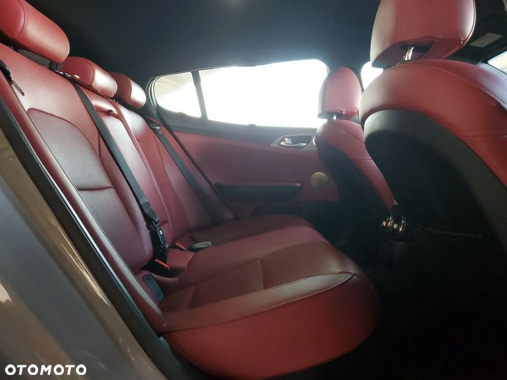 Kia Stinger - 10
