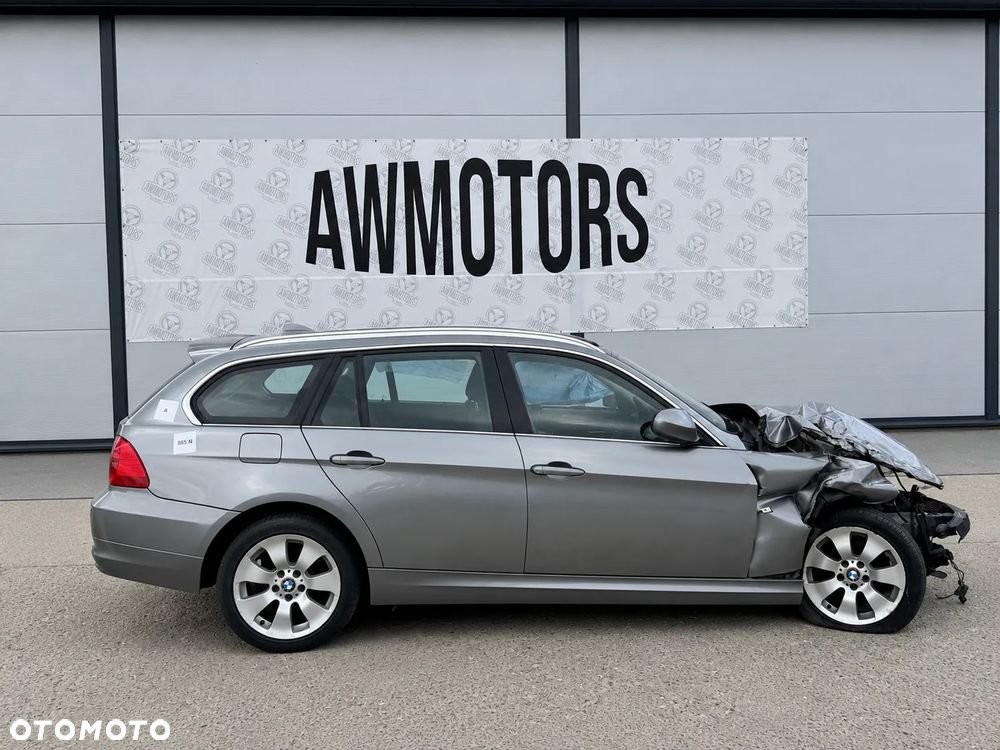 BMW 3 2011 *SAMOCHÓD NA CZĘŚCI* 885 N SPACEGRAU METALLIC (A52)  MASKA, LAMPA, DRZWI, LUSTERKO, ZDERZAK, GRILL, BŁOTNIK, KLAPA, BELKA, DESKA, FOTELE, KANAPA, ĆWIARTKA KIEROWNICA, TARCZE, ZACISKI, ZAWIESZENIE, KOMPLETNY PRZÓD, KOMPLETNY TYŁ, LICZNIK, ZEGARY, PRAWE LEWE PRZÓD TYŁ - 1