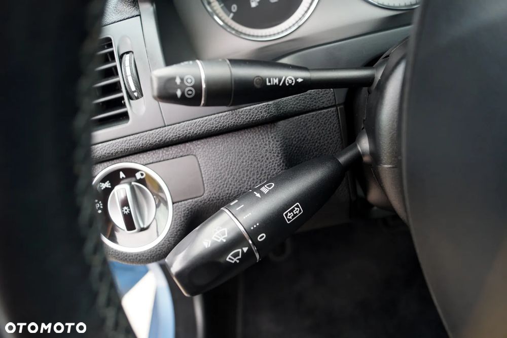 Mercedes-Benz Klasa C 180 CGI Automatik BlueEFFICIENCY Avantgarde - 35