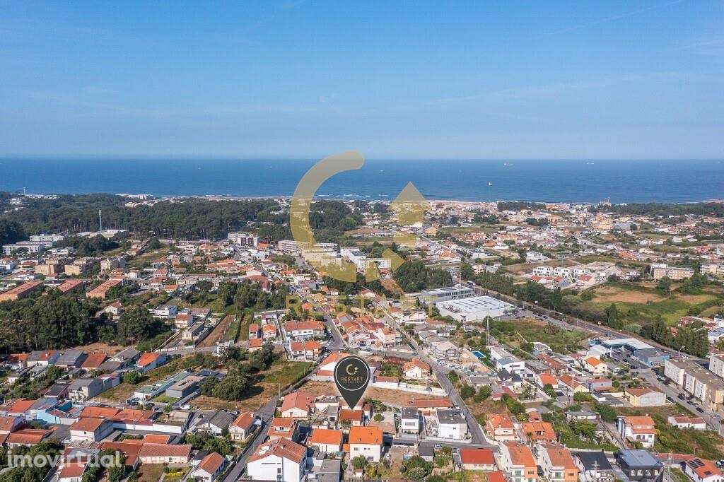 Moradia Térrea T2 inserida em lote terreno com 468m2, com garagem, em - Grande imagem: 2/43