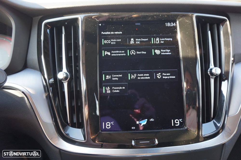 Volvo V60 2.0 B4 Momentum Core Geartronic - 42