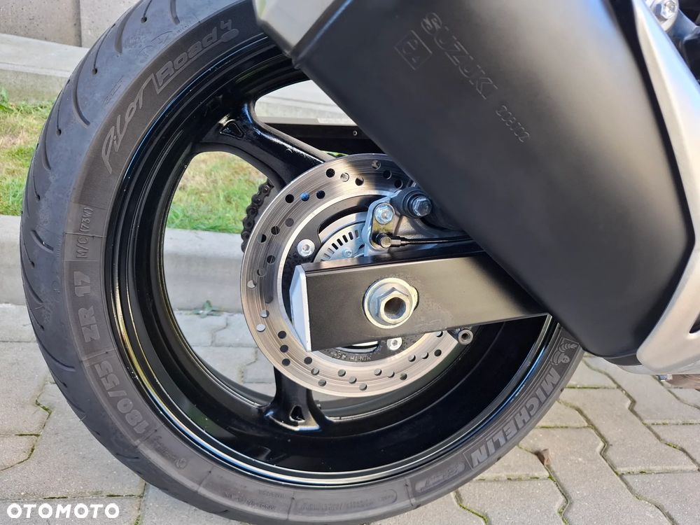 Suzuki GSR - 28
