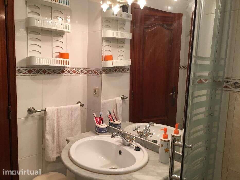 T1 com elevador e cozinha separada em Sesimbra - Grande imagem: 2/9