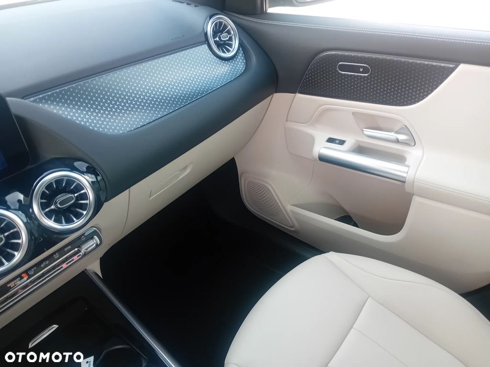 Mercedes-Benz GLA - 16