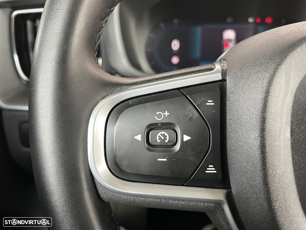 Volvo XC 60 2.0 B4 R-Design Geartronic - 23