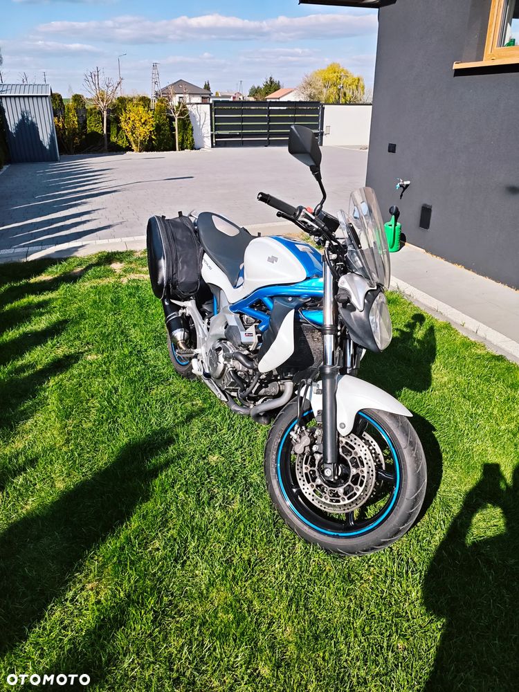 Suzuki Gladius - 1
