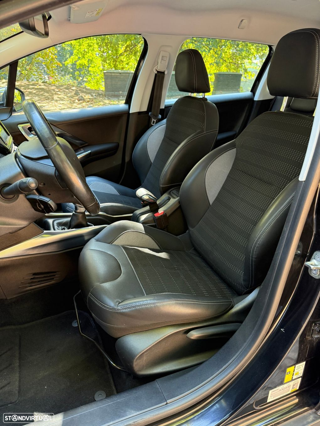 Peugeot 2008 1.2 PureTech Allure - 23