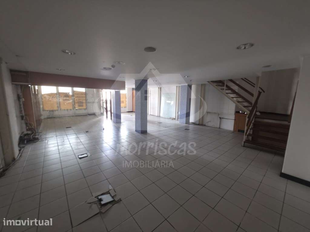 Armazém / Espaço Comercial para Venda na Póvoa de Santo Adrião - Grande imagem: 2/34
