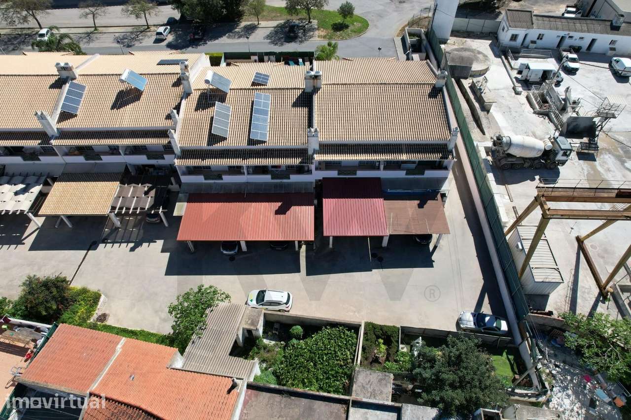 Moradia T3 com piscina e sótão com potencial para criação de um T2 | F - Grande imagem: 3/33