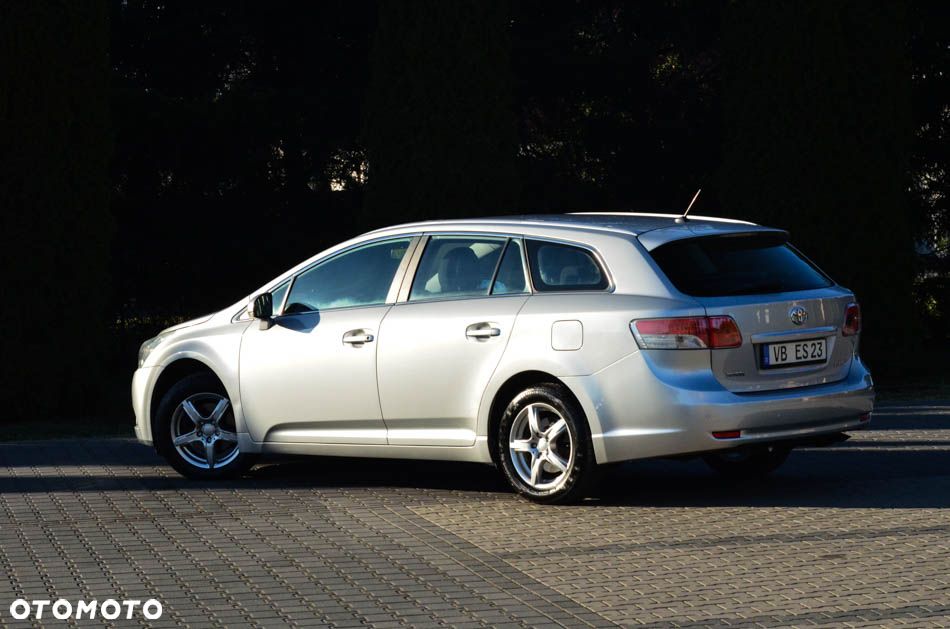 Toyota Avensis 1.8 Comfort - 17