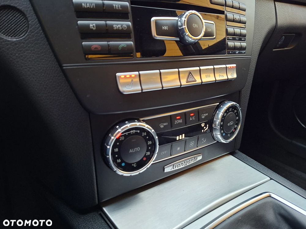 Mercedes-Benz Klasa C 180 CGI BlueEFFICIENCY Avantgarde - 31