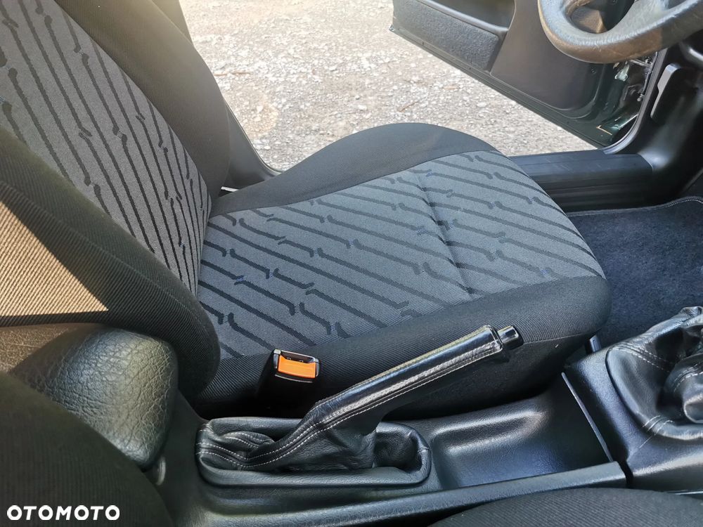 Volkswagen Passat 1.8 GL - 34