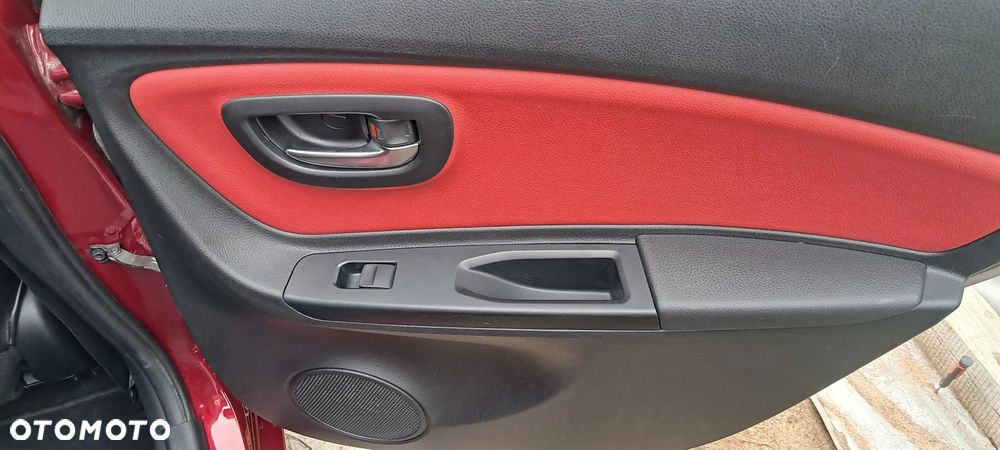 Toyota Yaris Hybrid 100 Selection Platinum - 19
