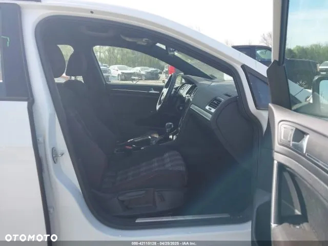 Volkswagen Golf - 5