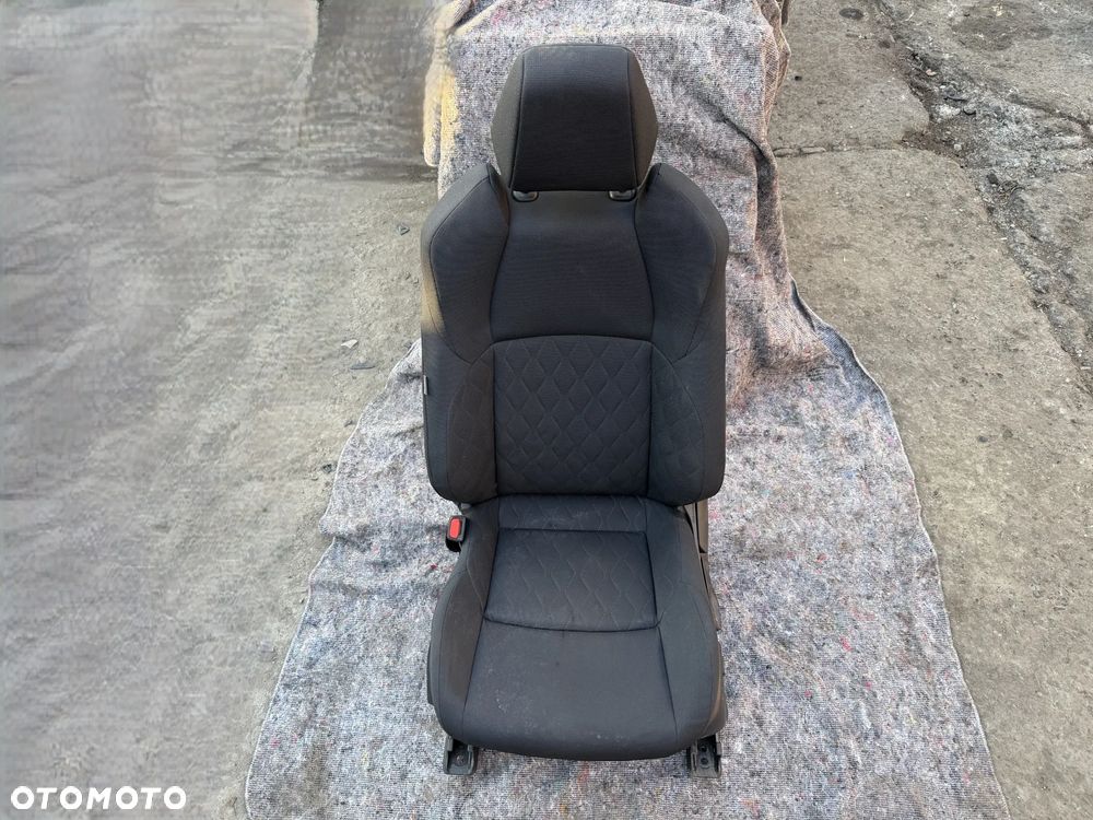 Fotele przód tył kanapa komplet Toyota Corolla Cross 2025r - 19