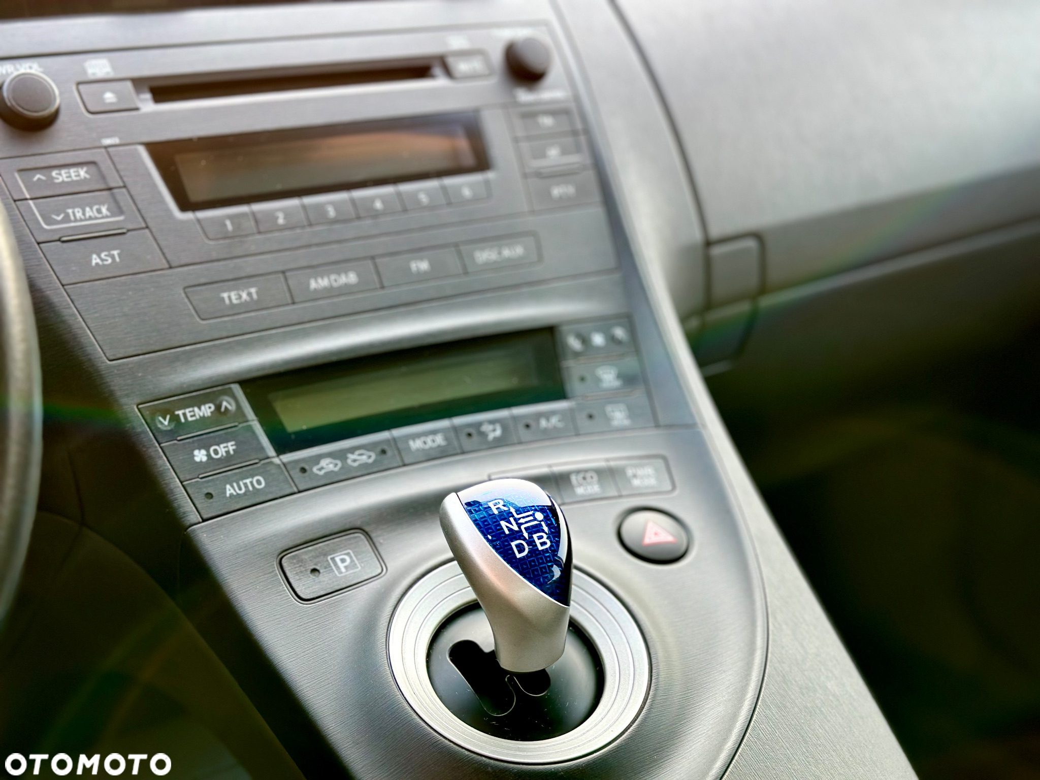Toyota Prius 1.8 HSD Prestige - 10