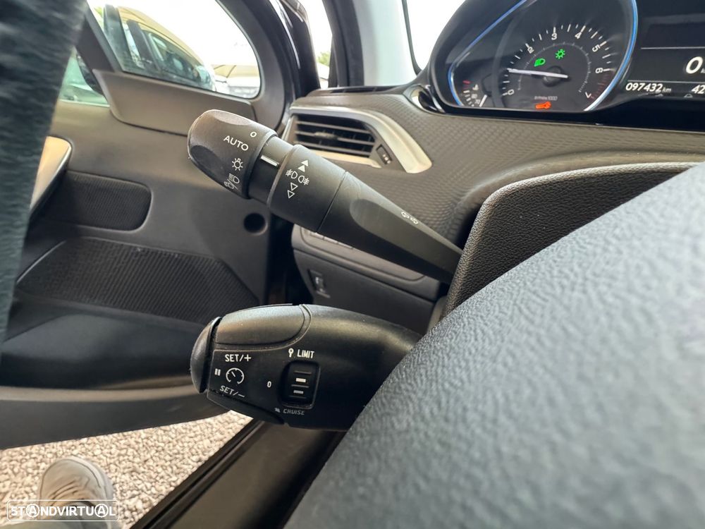 Peugeot 2008 1.2 PureTech Allure - 16