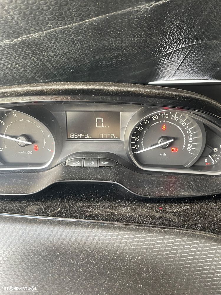Peugeot 208 1.2 PureTech Signature - 4