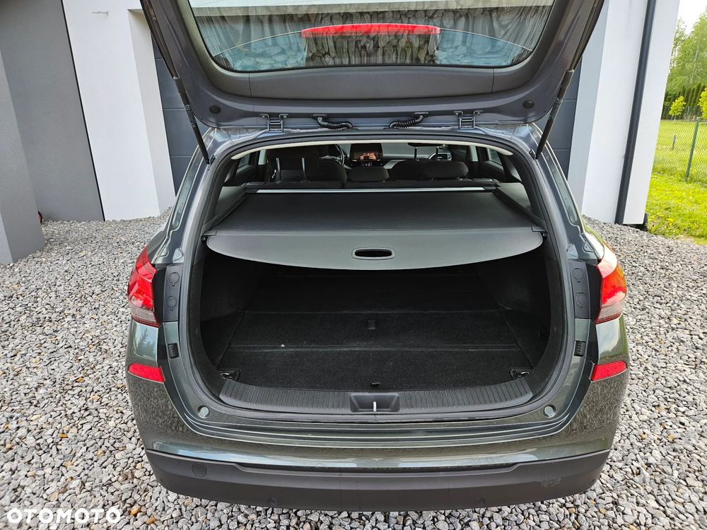 Hyundai i30 1.5 DPI Classic + - 16