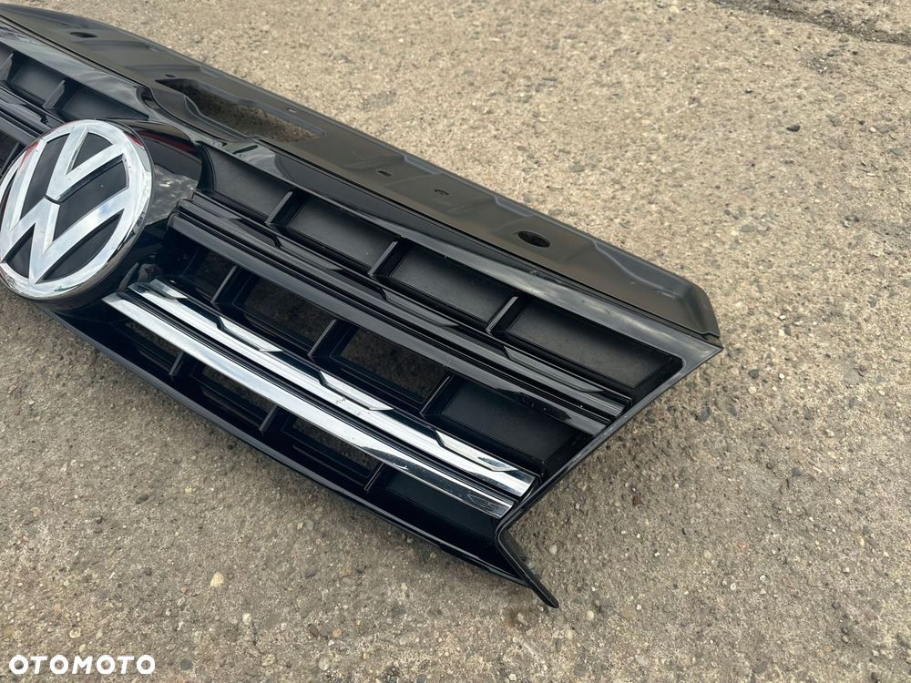 vw amarok 2h6 atrapa grill zderzaka 2h6853653 - 3