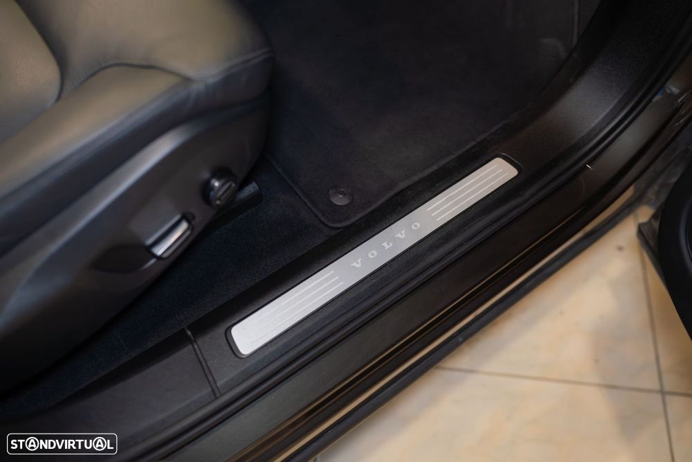 Volvo XC 60 2.0 T8 PHEV Momentum AWD - 19