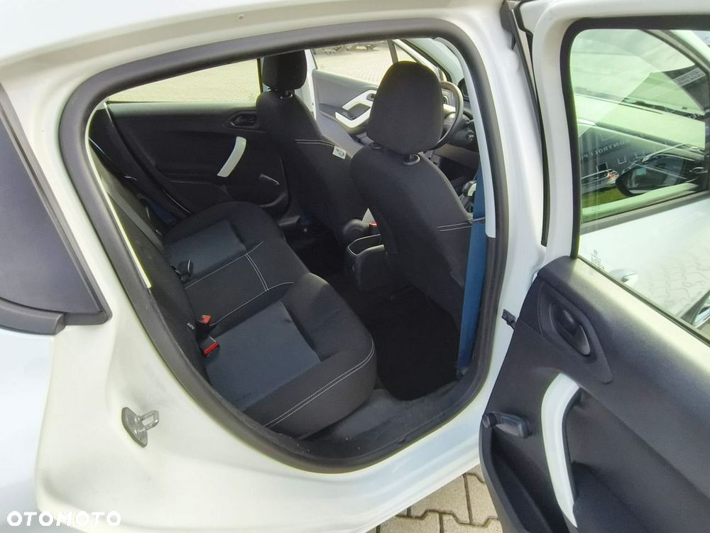 Peugeot 208 - 17