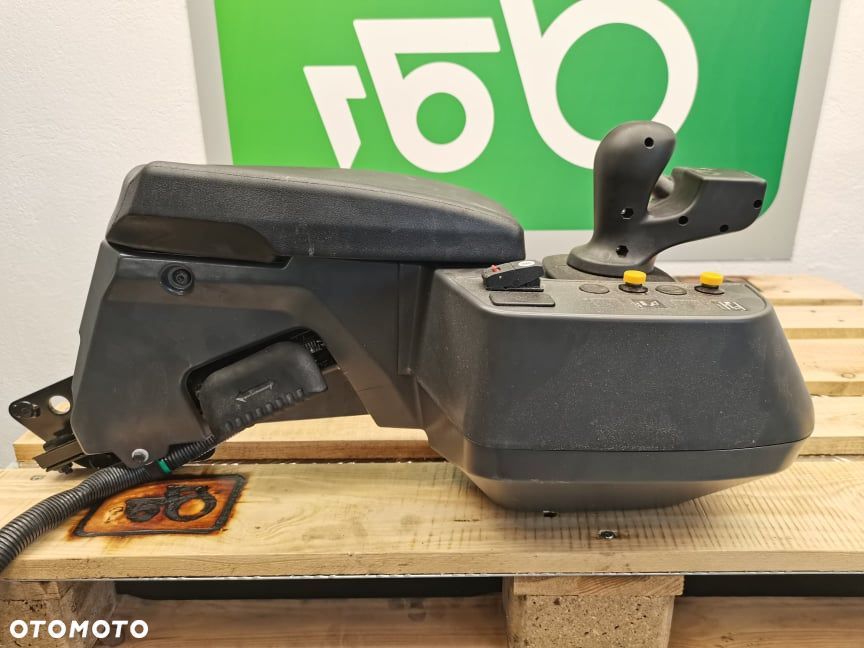 Podłokietnik z joystickiem Cat 924K - 3