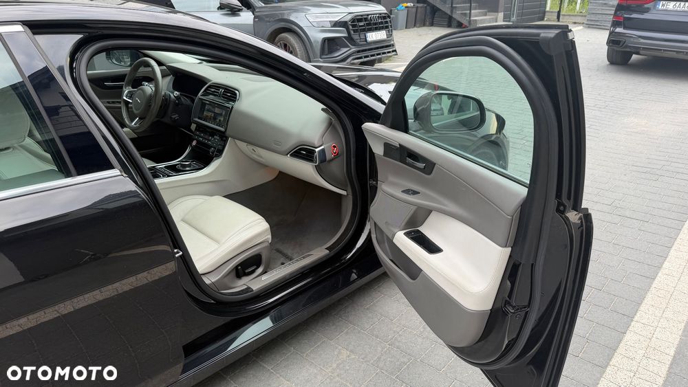 Jaguar XE 2.0 T Prestige - 15