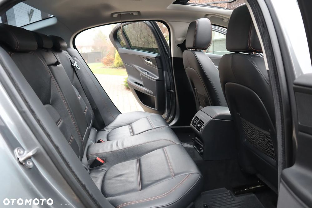 Jaguar XE 20d Prestige - 12